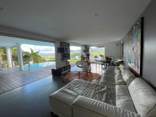 Spacieuse villa avec salon blanc, vue sur mer, accès à la piscine et vue sur le golf aux Trois-Îlets
