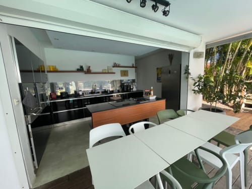Cuisine ouverte moderne et salle à manger de la Villa Résidence Thalie, Les Trois-Îlets, avec tables blanches et