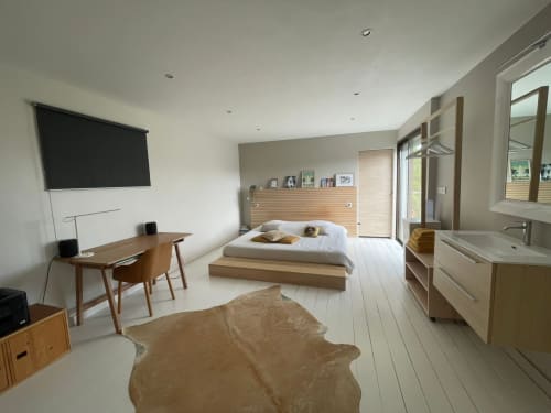 Chambre de villa moderne avec lit plateforme en bois, sol blanc, bureau et vue sur la mer à Résidence Thalie, Les Trois-Îlets