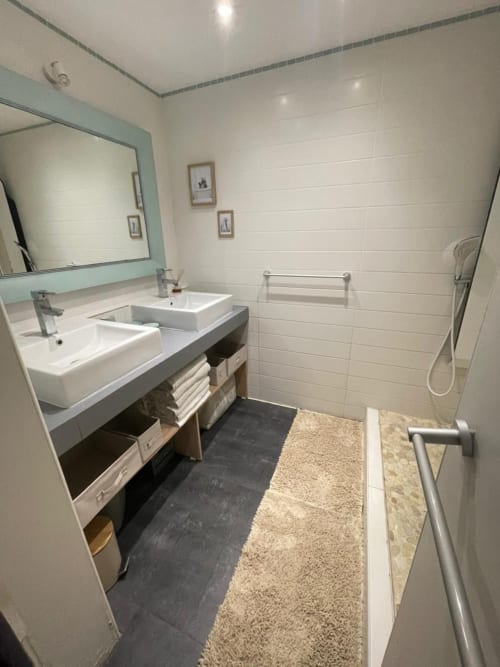 Salle de bain moderne avec double vasque blanche, miroir de vanité et douche à l'italienne à la villa Résidence Thalie, Les Trois-Îlets