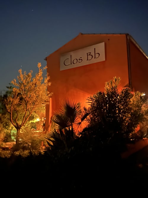 Gîte Clos Bb illuminé la nuit à Saint-Cyr sur Mer, France