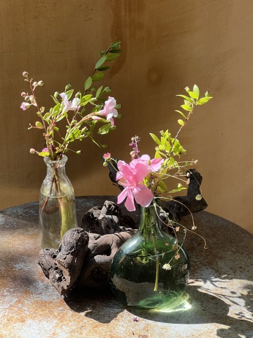 Délicat arrangement floral avec des fleurs roses dans des vases en verre à Clos BB, Saint-Cyr sur Mer