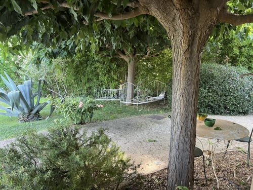 Cour ombragée du Clos B&B avec assises, arbre mature et verdure luxuriante à Saint-Cyr sur Mer