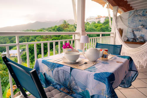 Petit-déjeuner en terrasse à la chaumière Le Nid De Bellemont avec vue mer, Trois-Rivières, Guadeloupe