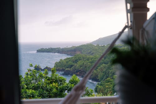 Vue tropicale côtière depuis le balcon du gîte Le Nid De Bellemont, Trois-Rivières, Guadeloupe avec végétation luxuriante et turquoise