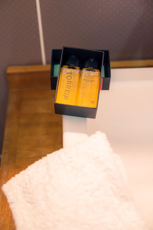 Coffret de luxe d'articles de toilette dans une boîte noire au gîte Le Nid De Bellemont à Trois-Rivières