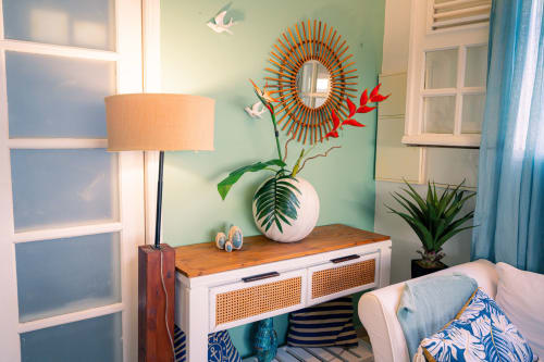 Chambre côtière au Nid De Bellemont, Trois-Rivières avec murs menthe, miroir décoratif, fleurs tropicales et mer