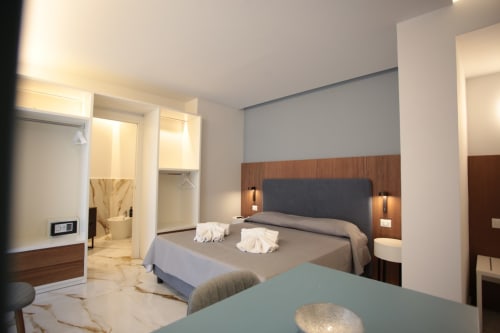 Camera moderna con vista sulla città presso Totonno's Rooms a Tropea, pavimenti in marmo e arredamento contemporaneo