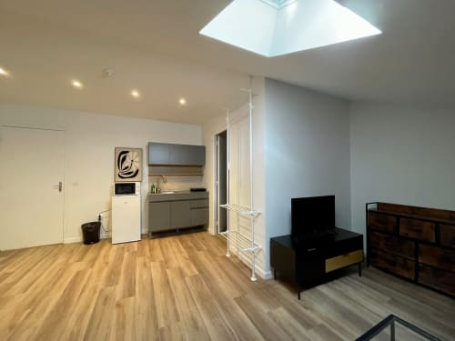 Studio à l'Hôtel d'Angleterre Vittel : kitchenette, TV, parquet, verrière et mobilier moderne