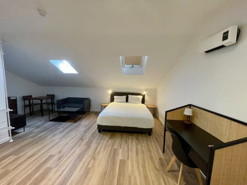 Studio moderne à l'Hôtel d'Angleterre à Vittel avec lit, bureau, canapé et kitchenette sous puits de lumière