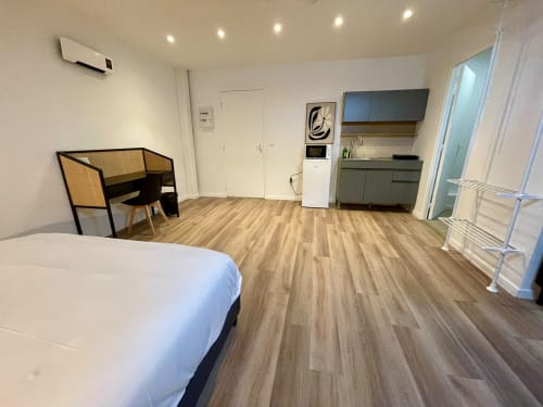 Studio à l'Hôtel d'Angleterre Vittel avec lit, kitchenette, bureau et parquet