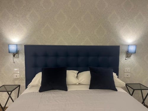 Camera moderna alla Maritza Guest House Roma con testata imbottita nera, biancheria color crema e vista sulla città
