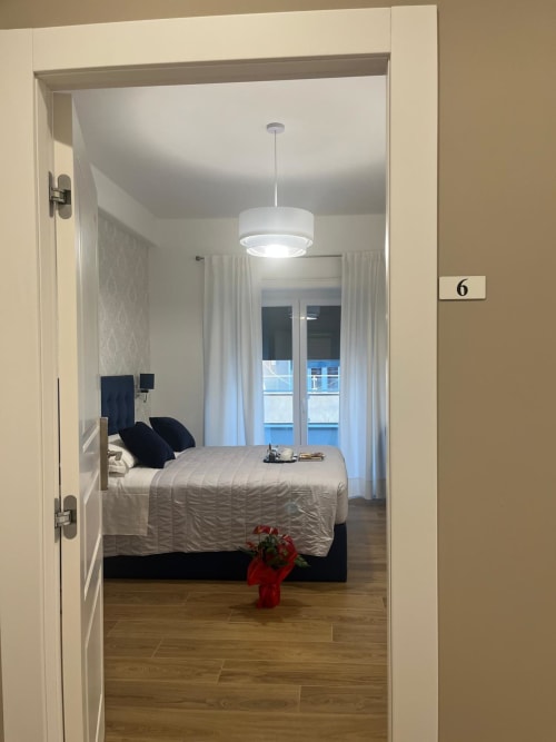 Camera moderna presso Maritza Guest House a Roma con vista città, illuminazione a sospensione e arredi contemporanei
