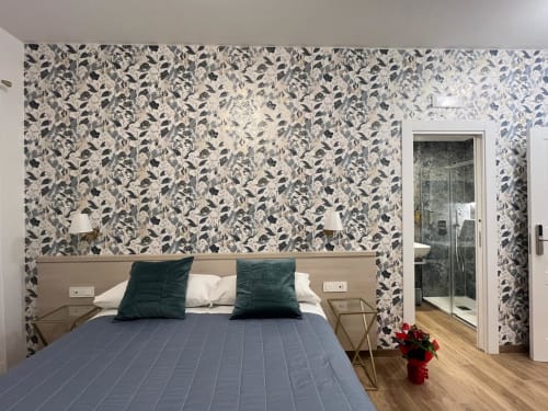 Camera moderna al Maritza Guest House Roma con carta da parati botanica, letto matrimoniale, cuscini turchesi e bagno privato
