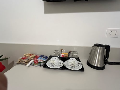 Vassoio di benvenuto con bollitore, tazze e snack presso la Maritza Guest House Roma