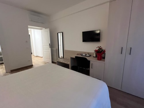 Camera moderna a Maritza Guest House Roma con TV, scrivania, armadio e vista sulla città
