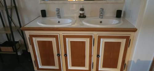 Vasque double avec meubles en bois dans la chambre La Gersoise à la maison d'hôtes La Cour d'Arblade