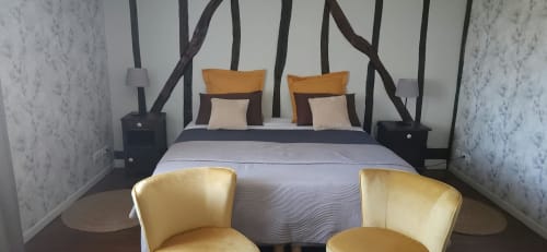 Chambre La Gersoise à La Cour d'Arblade avec lit double, fauteuils dorés et vue sur le jardin