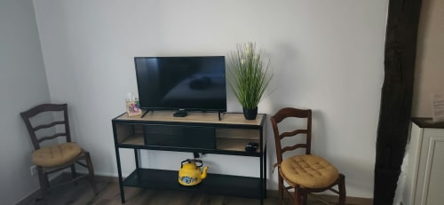Coin TV et bureau dans la chambre La Discrète de la Cour d'Arblade, Arblade-le-Haut