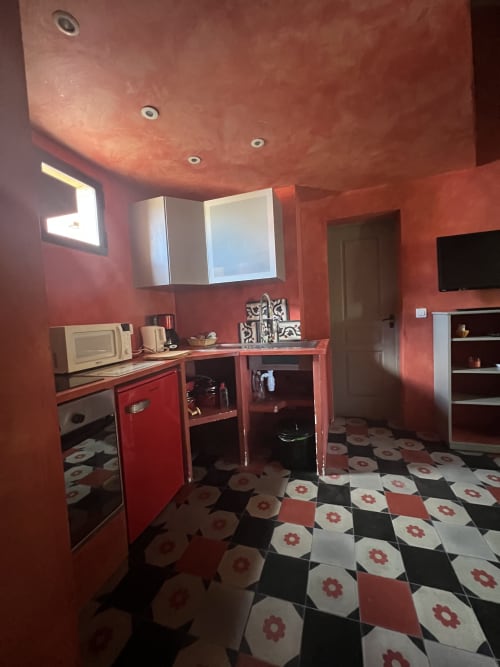 Cucina retrò rossa del Clos Bb bed and breakfast a Saint-Cyr sur Mer, con pavimento a quadri e elettrodomestici vintage