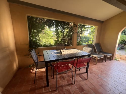 Terrazza coperta con tavolo da pranzo e sedie a sdraio presso Clos Bb, Saint-Cyr sur Mer