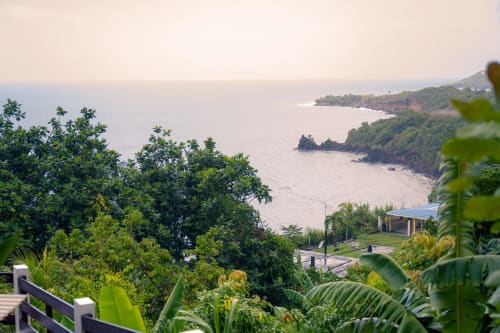 Vue tropicale côtière du gîte Le Nid De Bellemont à Trois-Rivières, Guadeloupe avec jardins luxuriants et vue mer