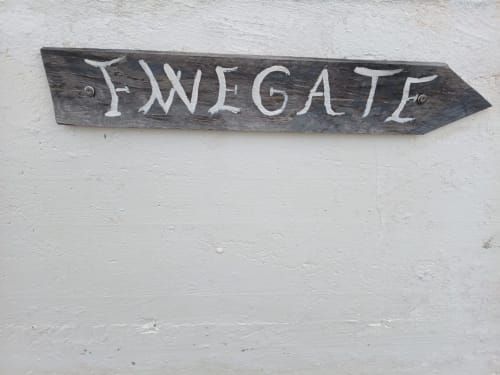 Panneau de bois rustique avec flèche indiquant « Fwégate » pour le gîte Le Nid De Bellemont à Trois-Rivières, Guadeloupe