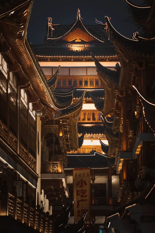 Architecture chinoise traditionnelle illuminée la nuit dans le quartier historique de Lyon près de l'auberge Yasi
