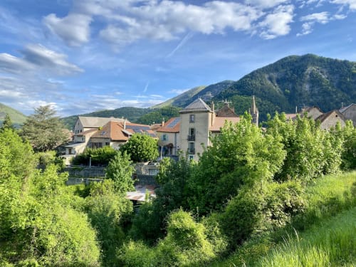 Hôtel le tilleul niché dans une vallée verdoyante entourée de montagnes boisées à Corps, France