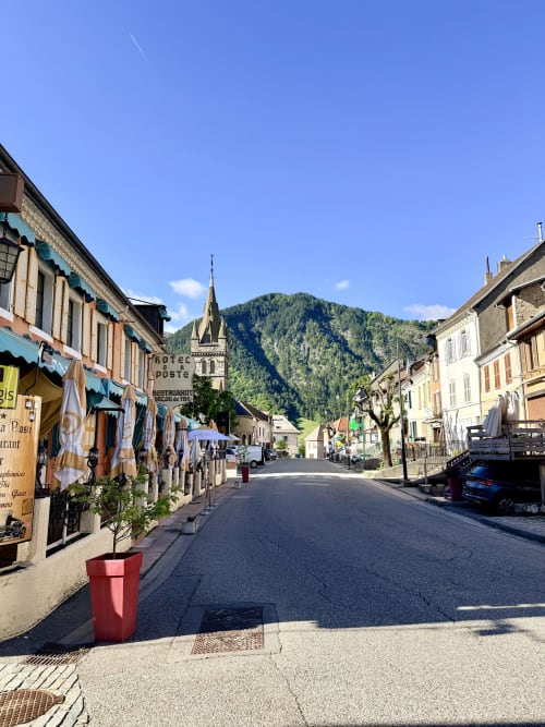 Charmante rue principale de Corps, France avec l'Hôtel le Tilleul, montagnes alpines et architecture traditionnelle