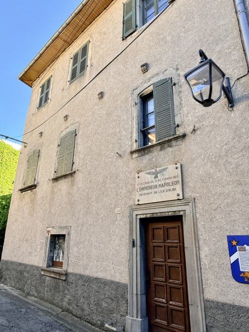 Façade historique de l'Hôtel le Tilleul à Corps, France avec volets en bois et plaque commémorative