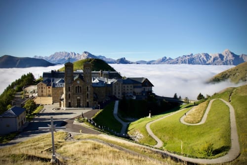 Hôtel le tilleul à Corps, France : niché sur une colline dominant les nuages, avec les Alpes et des sentiers sinueux
