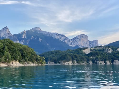 Vue panoramique d'un lac alpin avec majestueuses montagnes calcaires et rivage boisé près de l'Hôtel le tilleul à Corps, France