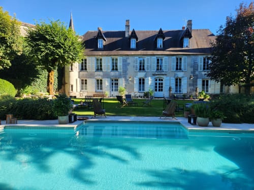 Logis des Tourelles, demeure de luxe avec piscine, eaux bleues et jardins à Cognac, France