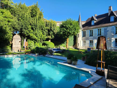 Piscine du Logis des Tourelles avec manoir historique à Cognac, France