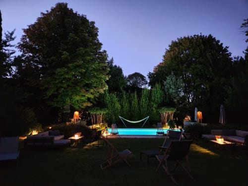 Soirée au bord de la piscine du Logis des Tourelles, Cognac - bassin illuminé avec transats et éclairage de jardin