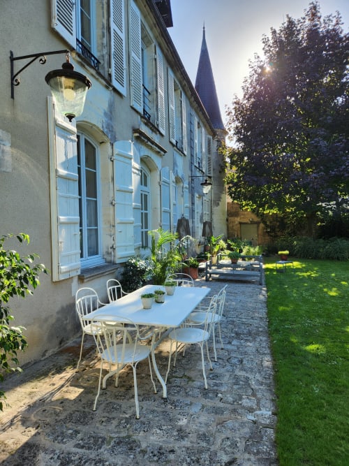 Charmante cour intérieure du Logis des Tourelles, chambres d'hôtes à Cognac avec mobilier blanc et architecture historique