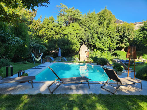 Piscine luxueuse aux Logis des Tourelles avec transats, jardins verdoyants et eau cristalline