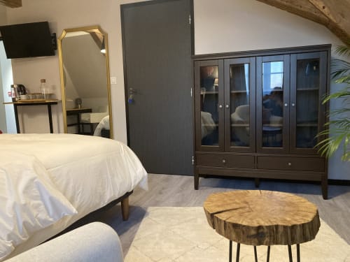 Chambre moderne du Relais de Touraine à Abilly avec literie blanche, table d'appoint en bois et armoire sombre vitrée