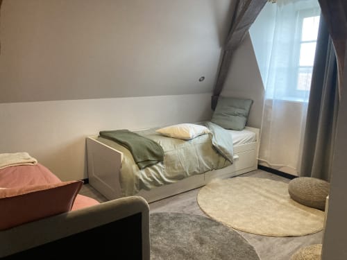 Chambre confortable au Relais de Touraine à Abilly avec lit simple, décoration épurée et lumière naturelle