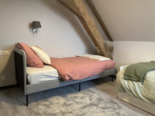 Chambre douillette au Relais de Touraine à Abilly avec lits jumeaux, poutres apparentes et luminaires modernes
