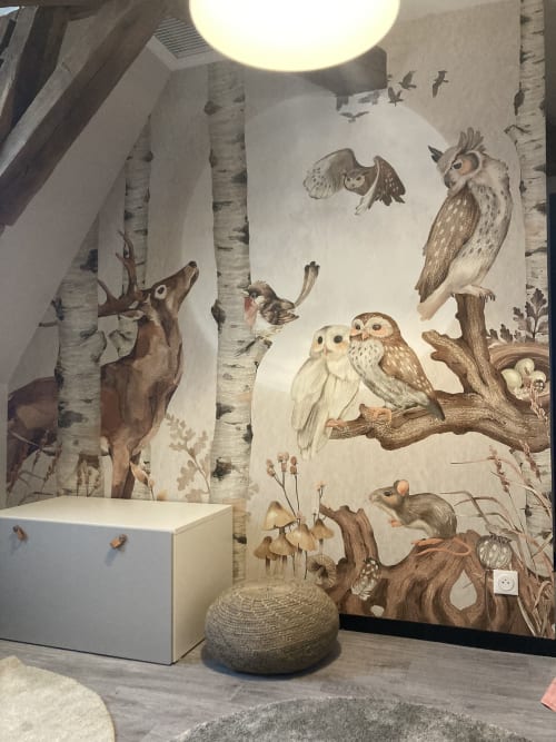 Fresque forestière avec hiboux, chevreuils et oiseaux dans une chambre de l'hôtel Le Relais de Touraine, Abilly France