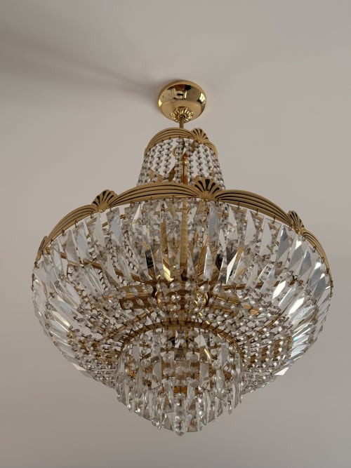 Lámpara de cristal con detalles en latón en la Suite Giraldillo del Edificio San Esteban 16, Sevilla