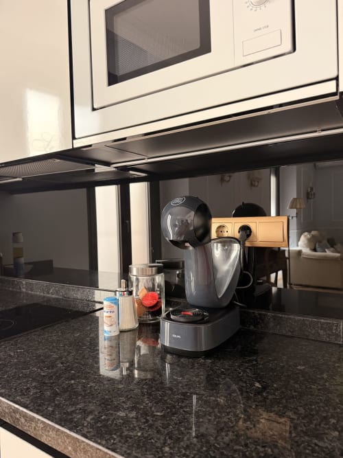 Moderna encimera de cocina en la suite Edificio San Esteban 16 Sevilla con cafetera Krups y microondas