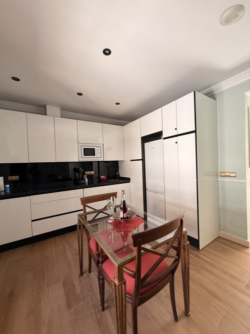Cocina moderna con comedor en la Suite Julio César del Edificio San Esteban 16, Sevilla