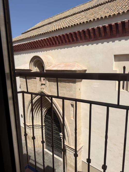 Vista de balcón con arquitectura histórica, portada ornamentada y tejadillo en Edificio San Esteban, Sevilla