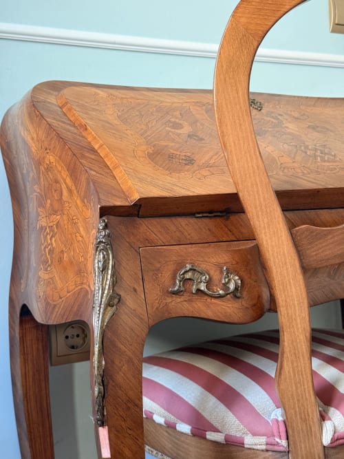 Silla de madera ornamentada con reposabrazos curvado y asas decorativas en metal, suite Edificio San Esteban 16, Sevilla