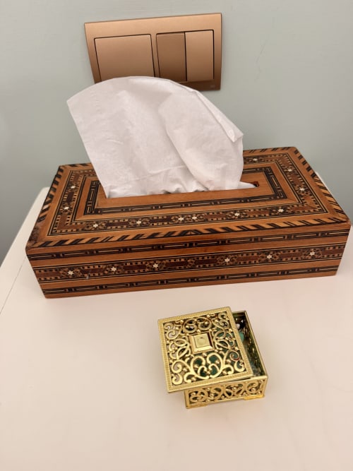 Caja decorativa de pañuelos en madera con incrustaciones y adornos de latón en el hotel Edificio San Esteban 16, Sevilla