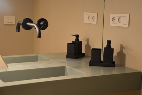 Bagno moderno di Villa Rosati con doppio lavabo, rubinetto nero e servizi spa a Sanzeno