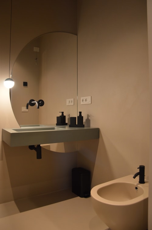 Bagno moderno a Villa Rosati con doppio lavabo, specchio curvo, rubinetteria nera e design minimalista a Sanzeno, Italia